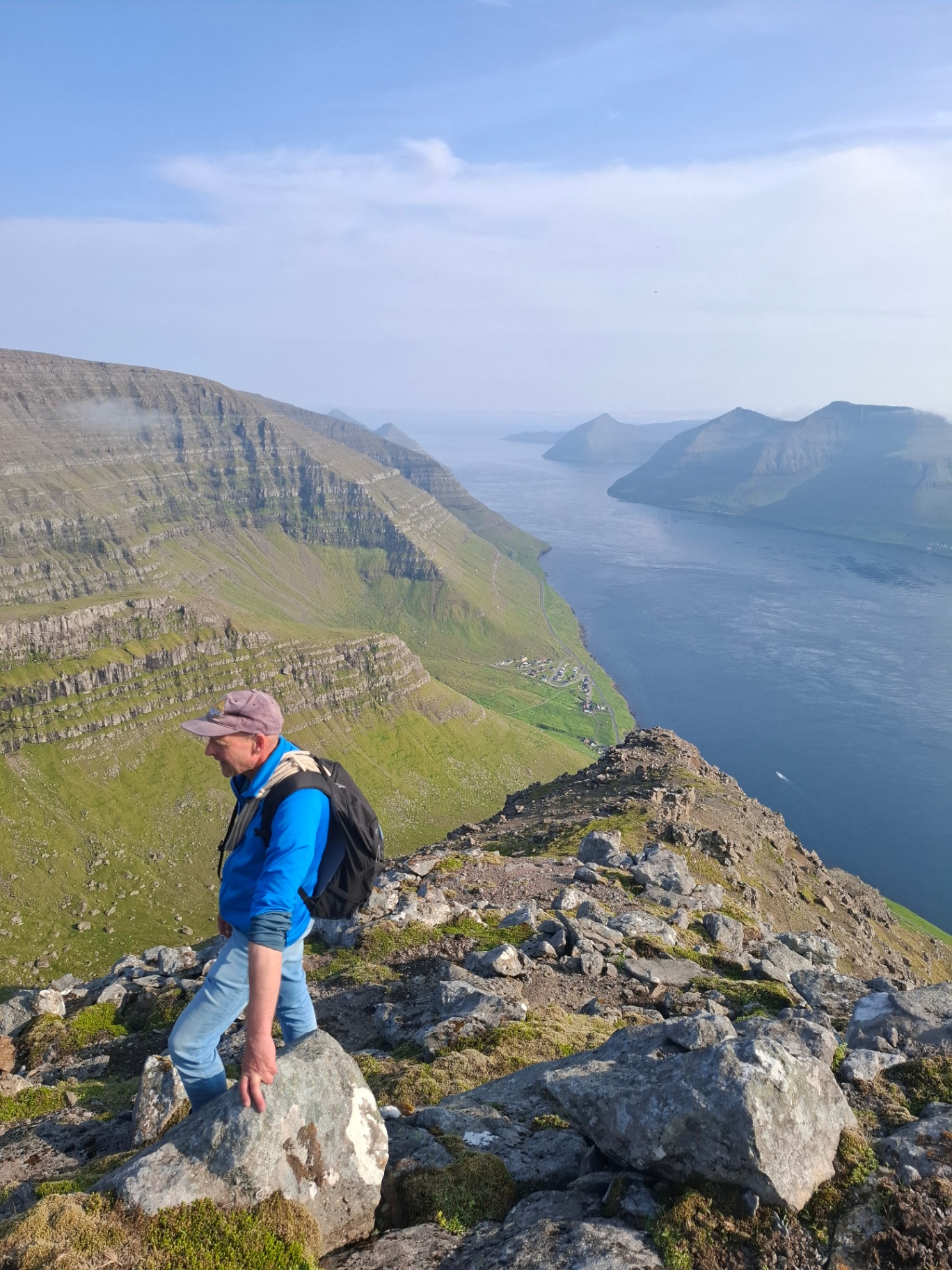 Djóni walking the ridge above Kunoyarfjørður